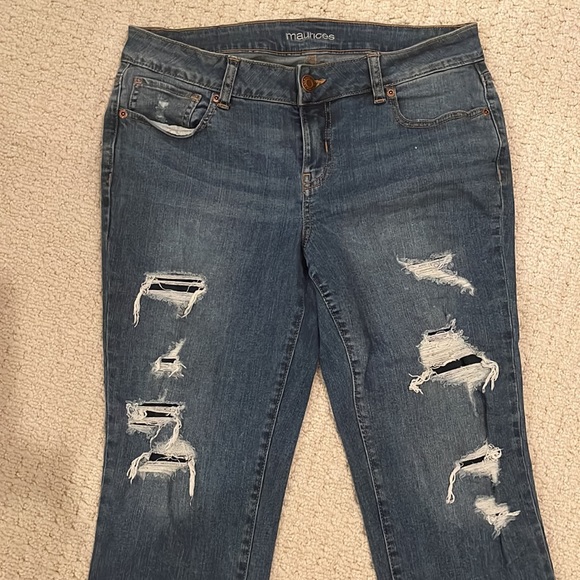 Maurices Cropped Raw Hem Jeans Size 10 - Picture 2 of 9